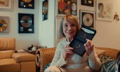Sylvia Massari segura o diamante feito com as cinzas de Guto Graça Mello, joia produzida pela The Diamond